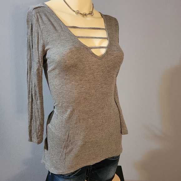 Junior's MUDD Gray Shark Bite Ladder V-Neck Tee - Picture 4 of 7